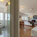 Apartment Guesthost - Roomy And Bright With Terrace Rome