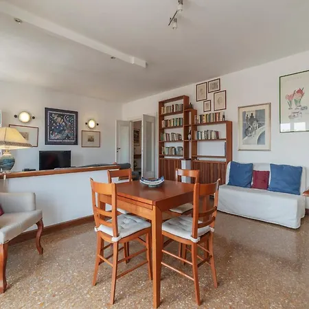 Lägenhet Guesthost - Roomy And Bright With Terrace *