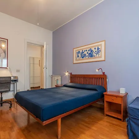 Guesthost - Roomy And Bright With Terrace Lägenhet