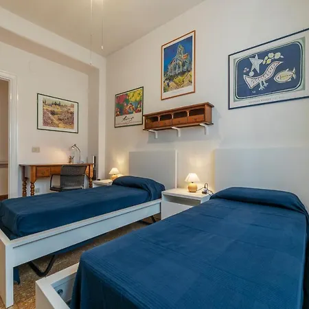 Guesthost - Roomy And Bright With Terrace