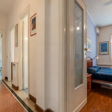 Guesthost - Roomy And Bright With Terrace Lägenhet *