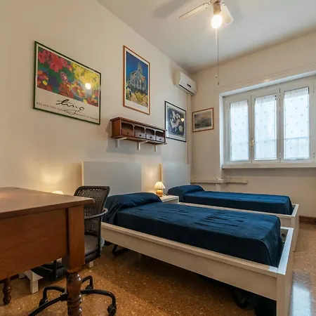 Guesthost - Roomy And Bright With Terrace Lägenhet