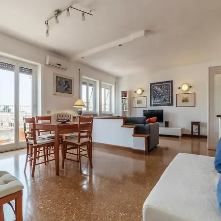 Guesthost - Roomy And Bright With Terrace