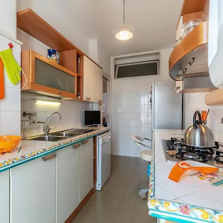 Guesthost - Roomy And Bright With Terrace *