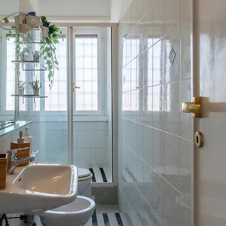 Guesthost - Roomy And Bright With Terrace Lägenhet