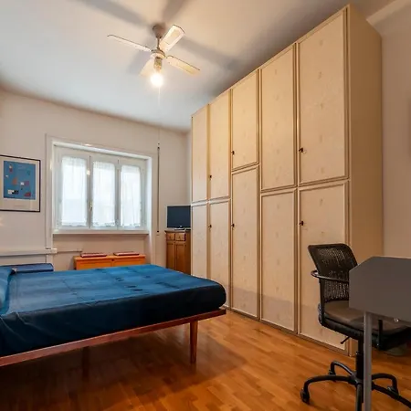 Lägenhet Guesthost - Roomy And Bright With Terrace Rom