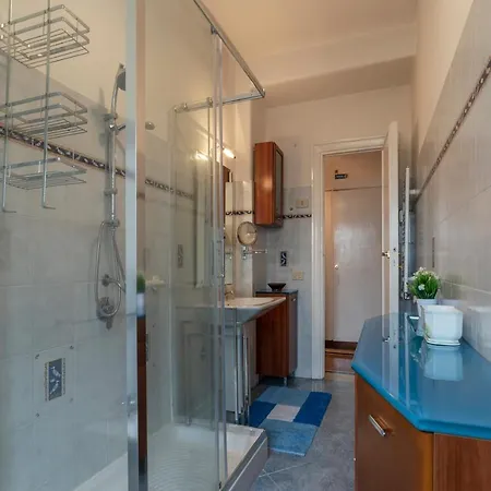 Guesthost - Roomy And Bright With Terrace Lägenhet *