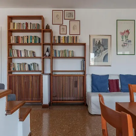 Guesthost - Roomy And Bright With Terrace Lägenhet