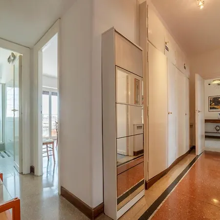 Guesthost - Roomy And Bright With Terrace