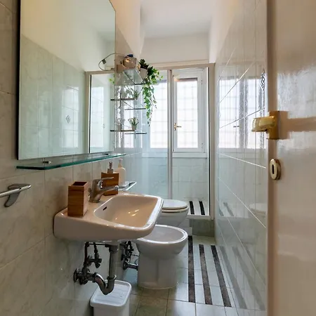 Guesthost - Roomy And Bright With Terrace Lägenhet Rom